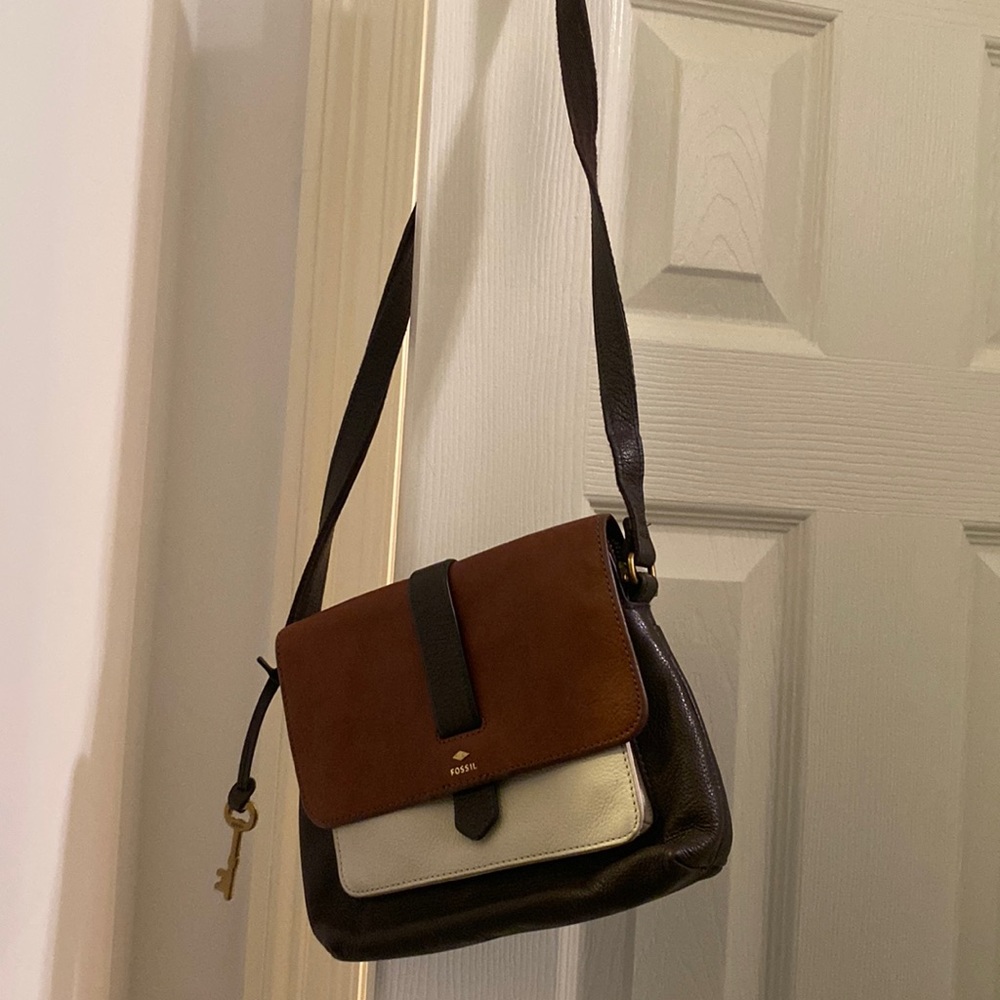 A crossbody Fossil purse. Like new! Outside and inside